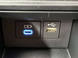 充電用USB端子付き。スマートフォンなどの充電に便利です。