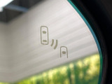 【ブラインドスポットモニター】走行中、ドアミラーの死角になりやすい箇所に後続車が接近するとサイドミラーのレンズに警告を表示!ドライバーに注意喚起をしてくれます。