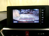 バックモニター付。車両後方の映像をナビ画面に表示し、駐車などの後退操作をサポートします。