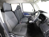 ゆったり室内で運転もしやすいです♪使い勝手の良い配置も考えられています!!