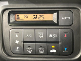 【オートエアコン】一度お好みの温度に設定すれば、車内の温度を検知し風量や温度を自動で調整。暑い&hellip;寒い&hellip;と何度もスイッチ操作をする必要はありません。快適な車内空間には必須の機能ですね♪