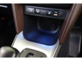 通信/給電用と、給電用USBポートが装備されています。車内にあると便利なアイテムのひとつですね! 充電中のスマホなどの置き場に便利なコンソールボックスも備えています。