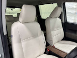 高いホールド性で運転姿勢が安定します。長距離ドライブでも疲れにくいのが魅力です。