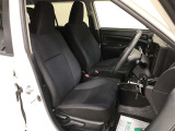 腰から背中をしっかり支える構造で、長時間の運転でも身体への負担が小さいフロントシート!乗り降りも頻繁に行われることを考慮し、着座ポイントも高めに設定。毎日の運転も快適です!