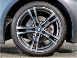 BMWの純正アロイホイールは軽量かつ強度にも優れているホイールで走行性能を引き上げる設計になっております。足元にもBMWは妥協がなくこだわっている個所になります。