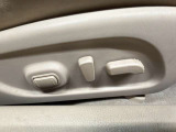 【パワーシート】電動でシートポジションの変更が可能です。手動式より細かくシート設定が可能ですのでより快適な姿勢でドライブを楽しんで頂けるでしょう。