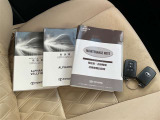 メンテナンスノートおよび備え付けのカギの画像になります。これまでの点検・整備履歴が確認できるメンテナンスノートが揃っており、車両の管理状況が分かりやすくなっています。