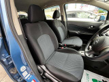 フロントシートです。運転席には座面の上下調節が可能なハイトアジャスターが装備されております。大きな痛み等が無く綺麗な状態です。