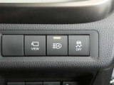 オートマチックハイビーム装備です。先行車や対向車のライトを認識し、ハイビームとロービームを自動で切り替える機能です。夜道の視界を確保します。詳細は販売店スタッフまでおたずねください。