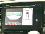 【マルチビューカメラシステム】専用のカメラにより、上から見下ろしたような視点で360度クルマの周囲を確認することができます☆死角部分も確認しやすく、狭い場所での切り返しや駐車もスムーズに行えます。