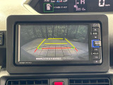 【バックカメラ】駐車時に後方がリアルタイム映像で確認できます。大型商業施設や立体駐車場での駐車時や、夜間のバック時に大活躍!運転スキルに関わらず、今や必須となった装備のひとつです!