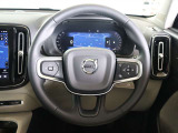 ステアリングはXC60などと同様の3本スポークですが、よりスポーティーなデザインとなっています ステアリングスイッチも充実しており、手を離すことなく機能を操作できます