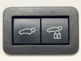 【パワーバックドア】スマートキーや運転席のボタンを押すだけでリアゲートが自動で開閉します!荷物を持っている時や、高い位置にあるバックドアを閉める際に便利な機能です♪