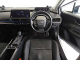 革巻きステアリングで快適な操作性の運転席です。