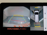 パノラミックビューモニター付きです。車両を上から見たような映像をモニター画面に表示。運転席からの目視では見にくい、車両周辺の状況をリアルタイムでしっかり確認できます。