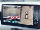 【マルチビューカメラ】全方位モニターを装備し、車両の周囲を上空から見下ろすように映像で確認可能。駐車や狭い道での操作をサポートし、安全性を高めます。