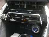 【オートエアコン】車内温度を感知して自動で温度調整をしてくれるのでいつでも快適な車内空間を創り上げます!どの席に座っても快適なドライブが楽しめます♪