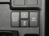 EVドライブモードで、早朝・深夜や屋内の駐車場などで、エンジン音や排気ガスを気にすることなく走れます。