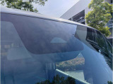 前後ドライブレコーダー付き!こちらはフロントカメラの写真です。あおり運転の抑制効果も期待でき、いざという時に安心です。