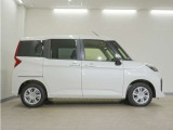 リアには左右スライドドアを採用。狭い駐車場でも開閉しやすく、強風の日でもドアが煽られにくくなっております。小さなお子さまやご年配の方も安心して乗り降りできます。