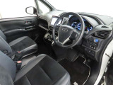 シンプルで使いやすいデザインの運転席です。