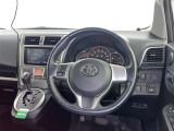 運転席まわりです。 各操作スイッチは使いやすい位置に配置されてます。