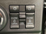 両側パワースライドドアウェルカムオープン機能 降車時にスイッチで予約しておけば、乗車時に電子カードキーを持ってクルマに近づくだけでパワースライドドアが自動でオープン♪