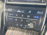 【オートエアコン】一度お好みの温度に設定すれば、車内の温度を検知し風量や温度を自動で調整。暑い&hellip;寒い&hellip;と何度もスイッチ操作をする必要はありません。快適な車内空間には必須の機能ですね♪