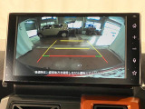 【バックモニター】 駐車時に車両後方の様子を見ることができるので、運転の不安を軽くします。