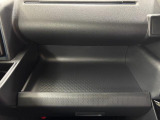 助手席側のインパネトレイは大きくてボックスティッシュも置けます!