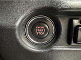 エンジンスタートボタンです。キーが車内にあれば、エンジンの始動・停止はブレーキを踏んでスイッチを押すだけ!キーを取り出す手間を省き、ワンプッシュでエンジンを操作するので簡単でスムーズです。