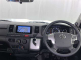 運転席まわりです。 各操作スイッチは使いやすい位置に配置されてます。