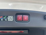 ステアリングボタンは、使いやすいデザインでございます。ステアリング付近のレバーや、ステアリングボタンで追従機能の操作も可能でございます。