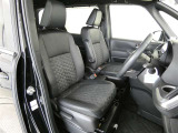 高いホールド性で運転姿勢が安定します。長距離ドライブでも疲れにくいのが魅力です。快適なドライビングライフをお送りください♪