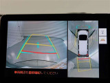パノラミックビューモニター付きです。車両を上から見たような映像をモニター画面に表示。運転席からの目視では見にくい、車両周辺の状況をリアルタイムでしっかり確認できます。