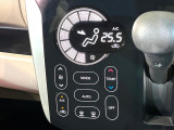 【オートエアコン】一度お好みの温度に設定すれば、車内の温度を検知し風量や温度を自動で調整。暑い&hellip;寒い&hellip;と何度もスイッチ操作をする必要はありません。快適な車内空間には必須の機能ですね♪