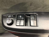 パワーウィンドのスイッチです。運転席に座りながら、助手席や後席の窓を開け閉めできるので大変便利ですよ。
