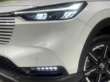 【LEDヘッドライト】悪天候や夜間走行時も良好な視界を確保し安心して運転できる高輝度LEDヘッドライトを装備!点灯速度が早く、消費電力も抑えられています。