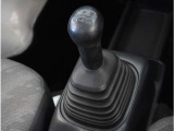 【シフトレバー】シフトもとても操作しやすいデザインになっております。運転する人の事を第一に考えた操作性の高い仕様です。