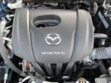 「SKYACTIV-G(ガソリン)」は、規格外の高圧縮を実現し、世界のエンジン技術者に驚きを与えました。さらに、それを維持したままノッキングの発生を抑え、熱効率を向上、走りにも寄与したエンジンです。
