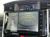 パノラミックビューモニターを装備。駐車場や交差点でクルマを真上から見るように周囲を確認できます。機能の詳細は販売店スタッフまでおたずねください。