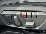 運転席メモリー付きフロント電動シート装備。