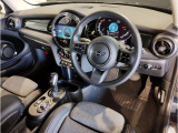 MINIの内装はとにかく『円』に拘ったデザインコンセプトが一目で伝わってきます。これほど円形に拘った車は他に御座いません。伝統のデザイン、トグルスイッチなど遊び心のある内装です。