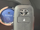 【スマートキー】カバンやポケットに入れたままでもドアの施錠・解錠が可能なスマートキーを装備。エンジンのオン・オフ時もカギを取り出す必要が無いからとっても便利です♪