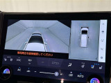 パノラミックビューモニターを装備。駐車場や交差点でクルマを真上から見るように周囲を確認できます。機能の詳細は販売店スタッフまでおたずねください。