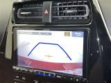 バックモニター付なので後退時に後方が見えるので安心。 車は構造上、死角がたくさんなので万が一を考えると必須ですね。 あくまで補助の為の装備、バックは目視で確認する事が重要ですよ。
