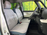 運転席シート廻りは使用感も少なく、良好な状態となっています。前オーナー様が丁寧に使っていたことがよくわかりますね。