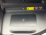 【ワイヤレス充電】車両への搭乗中に役に立つワイヤレス充電器を装備♪ケータイやタブレット、ゲーム機器の充電にも♪