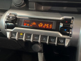 【オートエアコン】一度お好みの温度に設定すれば、車内の温度を検知し風量や温度を自動で調整。暑い&hellip;寒い&hellip;と何度もスイッチ操作をする必要はありません。快適な車内空間には必須の機能ですね♪