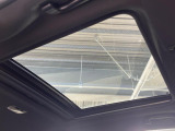 【サンルーフ】開放感たっぷりの希少装備、サンルーフが装着されています!車内に明かりを取り入れたり景色を楽しむ以外にも、車内の空気も簡単に換気できて快適です!